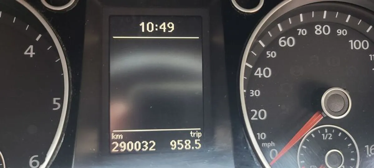 2011 Volkswagen Passat - Image 2