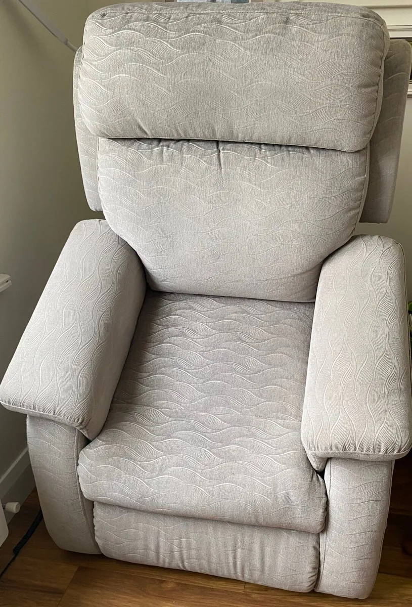 Riser / recliner chair - Image 1