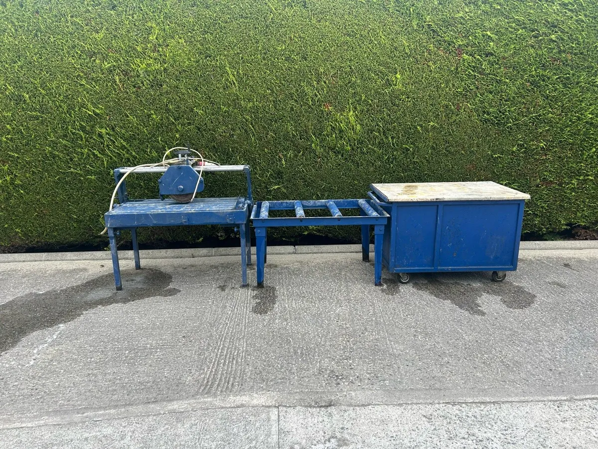 3-phase masonry saw with roller table and table. - Image 1