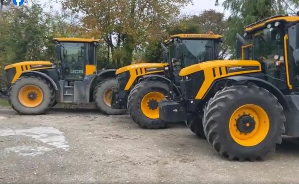 JCB Fastrac 4220 @  Russell Fastracc Lrd - Image 2