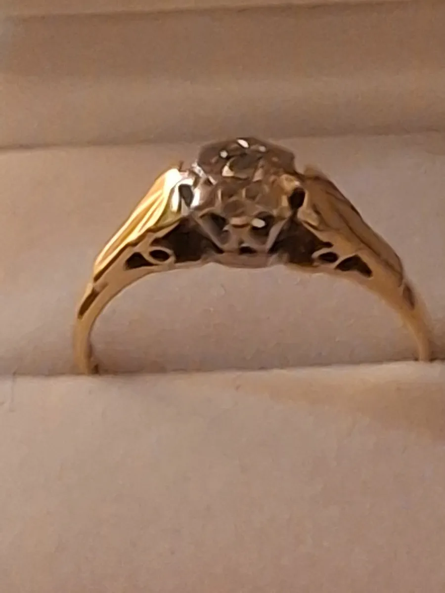 SALE ! 18ct Gold Platinum Solitaire Diamond Ring . - Image 2