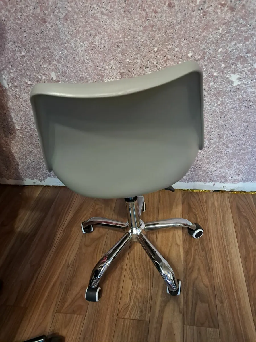 desk chair - Image 4