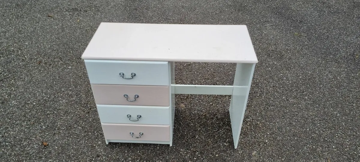 Dressing table - Image 1