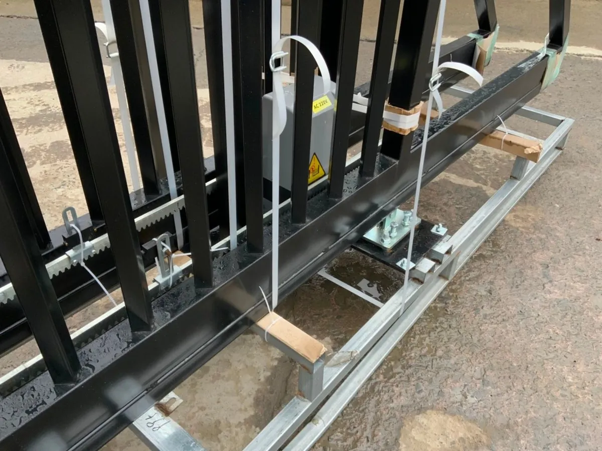 TWIN SIDE CANTILEVER SLIDING GATE........3974. - Image 4