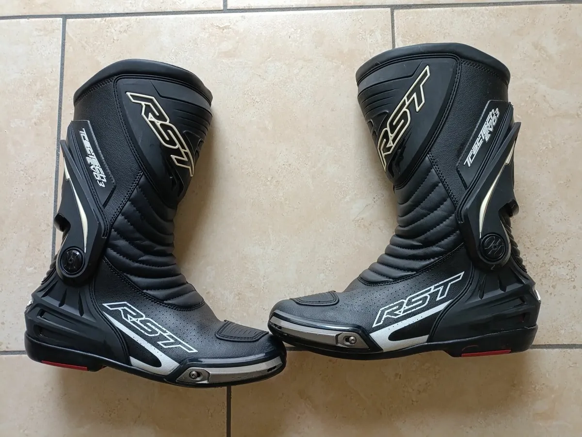 Motorcycle gear Arai helmet leathers boots gloves - Image 3