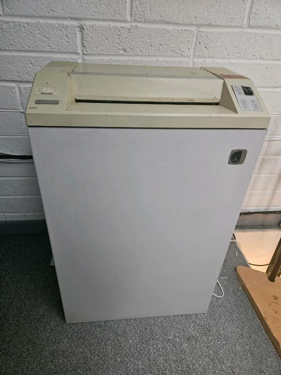 Heavy Duty Office Paper Shredder - Image 1