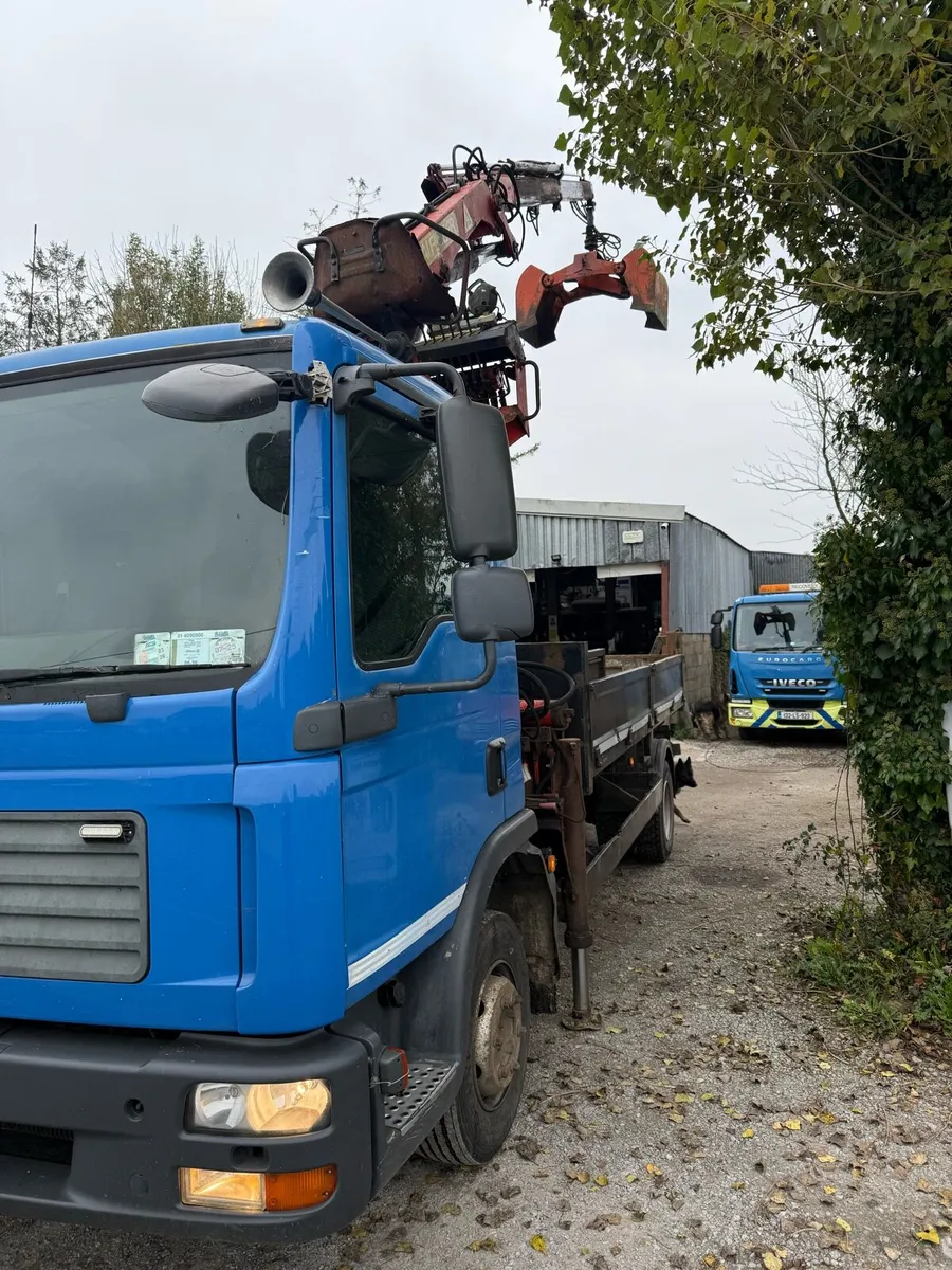 Man 10T tipper with grab - Image 3