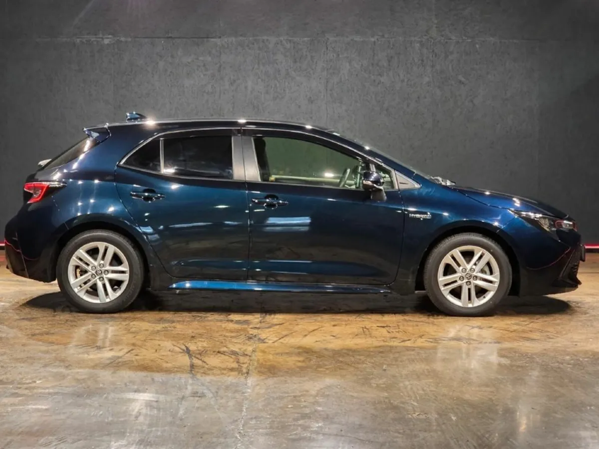 Toyota Corolla AUTOMATIC 1.8L HYBRID "G SPEC" - RE - Image 3