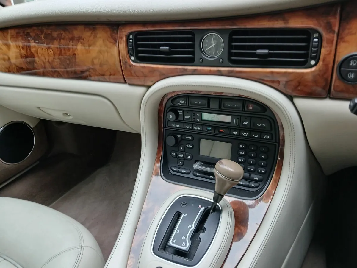 Jaguar 4.0 sovereign v8 automatic - Image 2