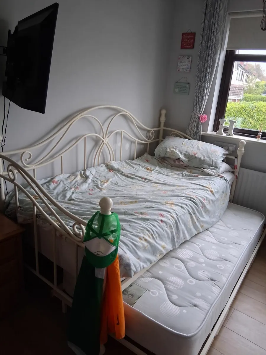 Single bed with trundle - Image 1
