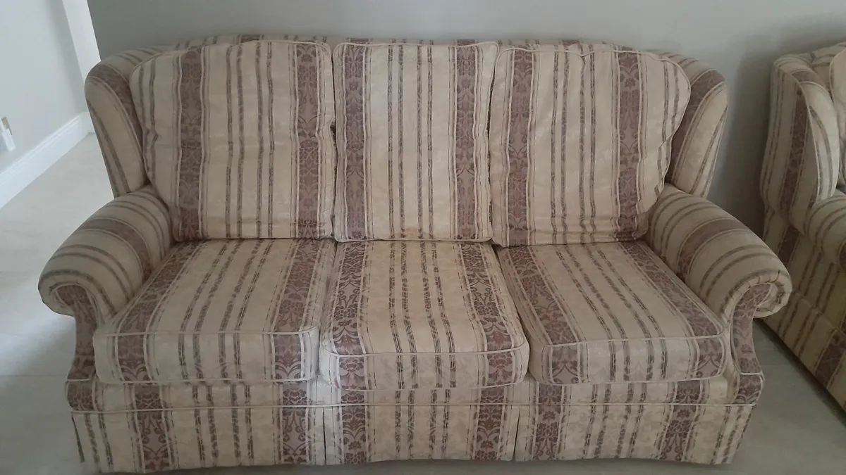 3 seater sofa and 2 armchairs - Image 1