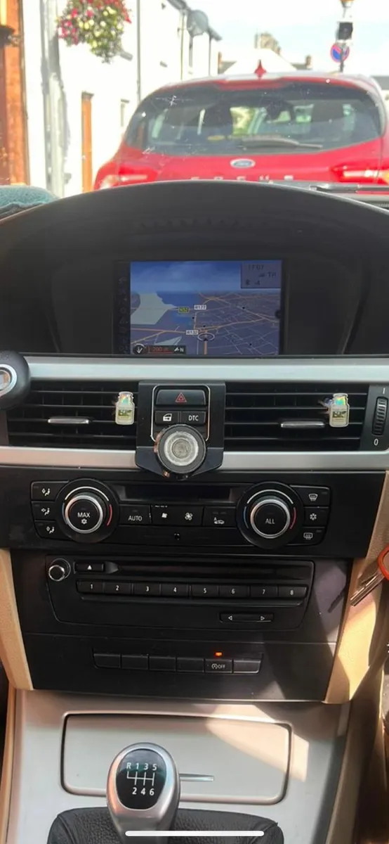 BMW 3-Series 2011 - Image 3