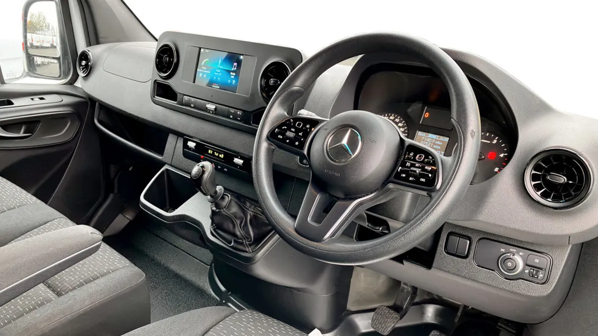 Mercedes-Benz Sprinter 315 CDI Premium RWD L3 H2 - Image 4
