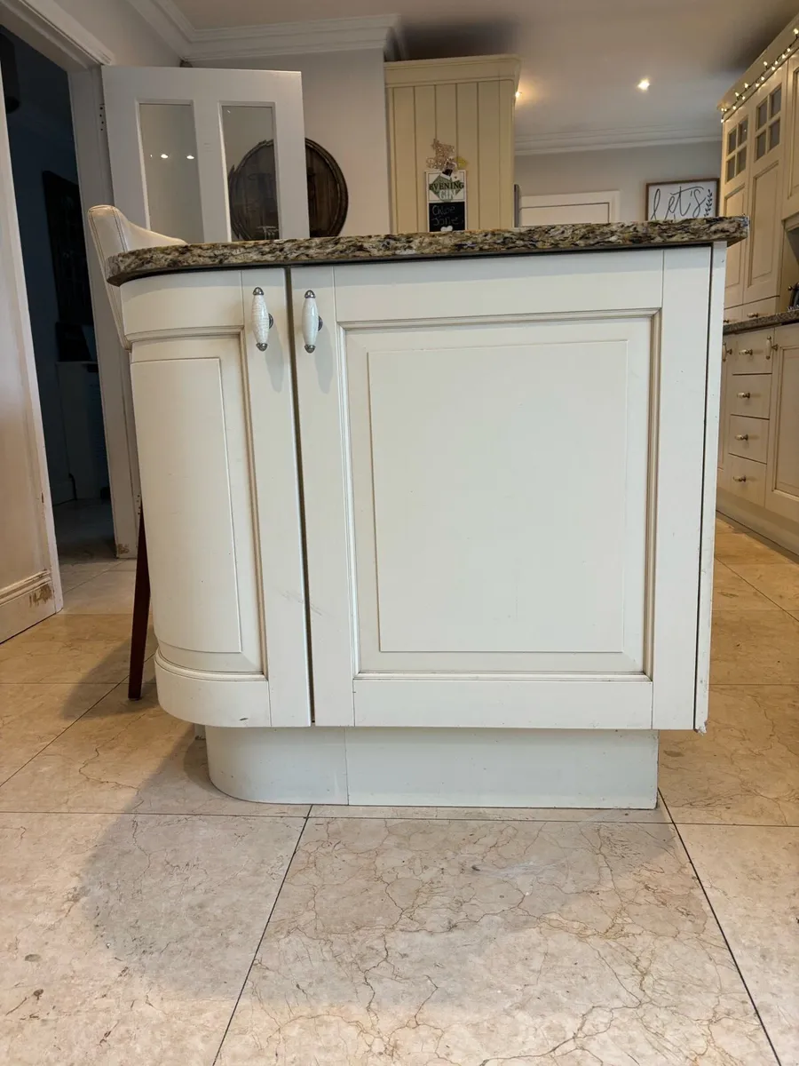 Kitchen island - Image 1