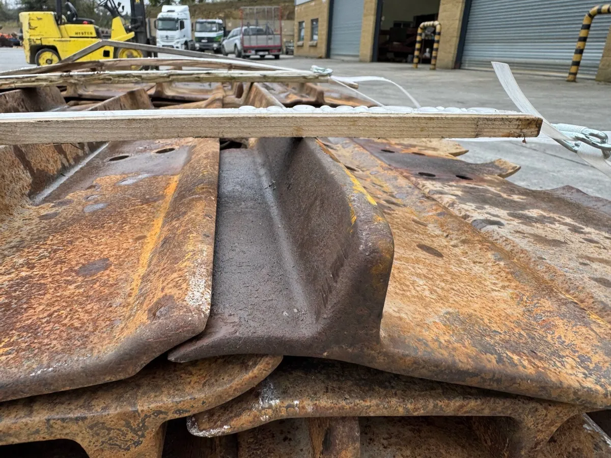 Used track pads to fit D6T  LGP (36”) - Image 2