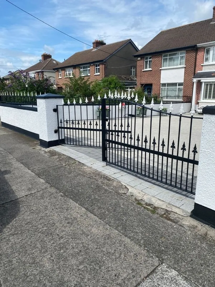 wrought iron gates and railings - Image 1