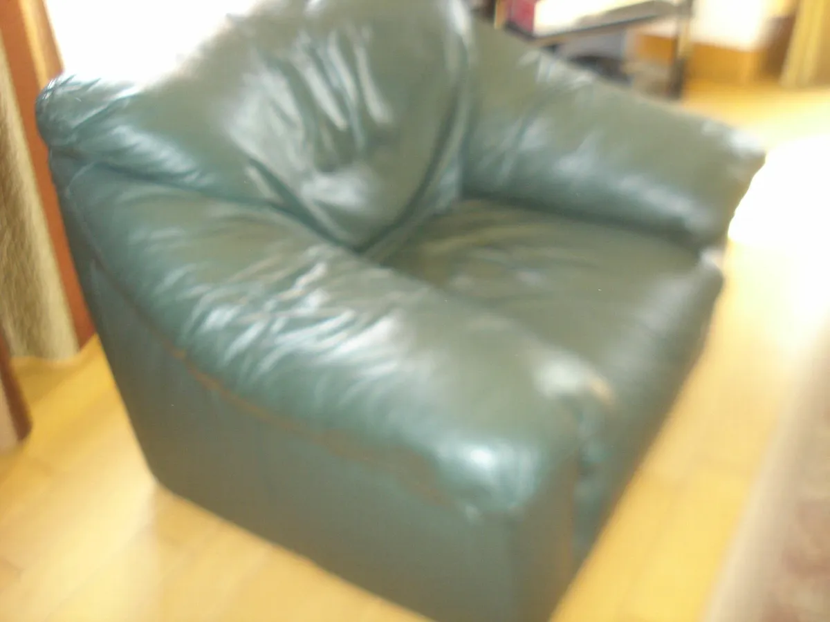 CLASSIC BOTTLE GREEN REAL LEATHER I SEATER SOFA. - Image 3