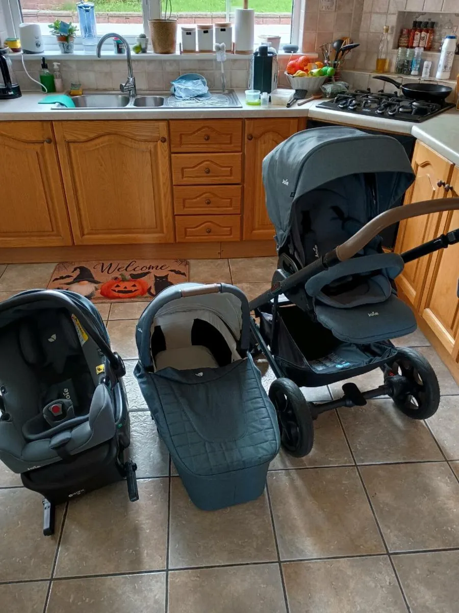 Joie chrome delux 3 in 1 travel system