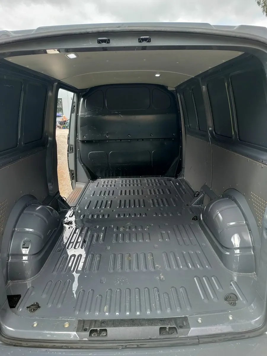 Volkswagen Transporter 2020 - Image 3