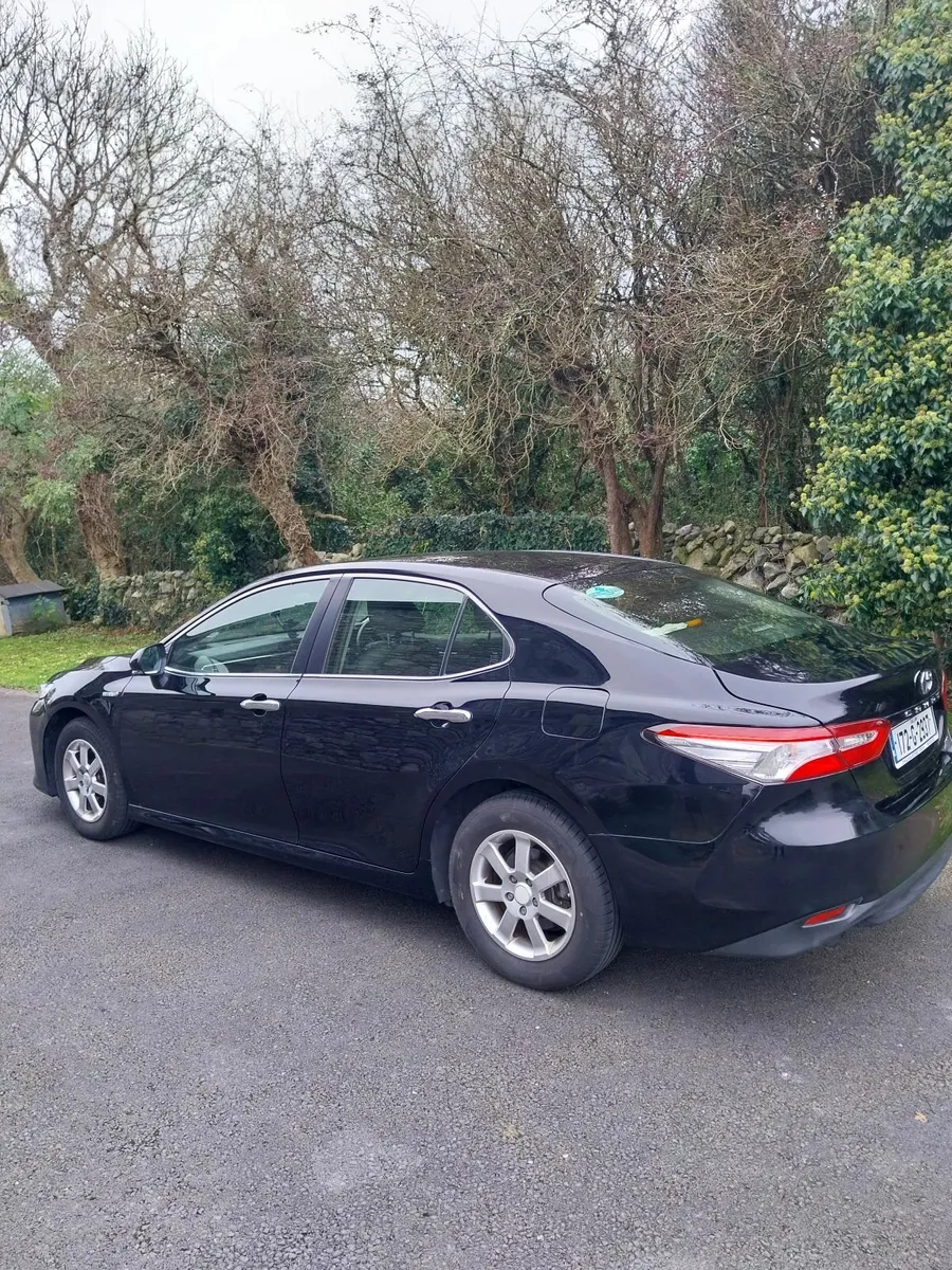 Toyota Camry Hybrid 2017 - Image 2