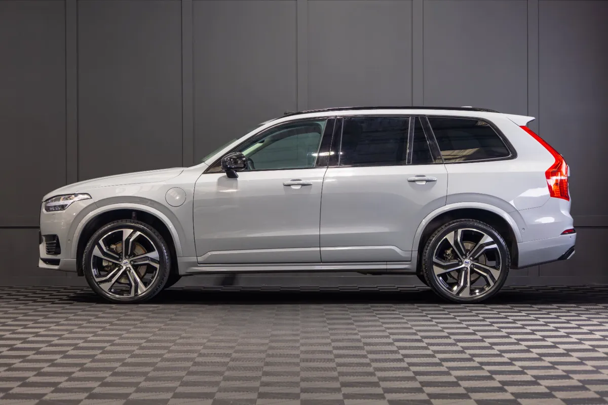 242 Volvo XC90 Plus T8 Recharge Dark Theme 7 Seat - Image 3