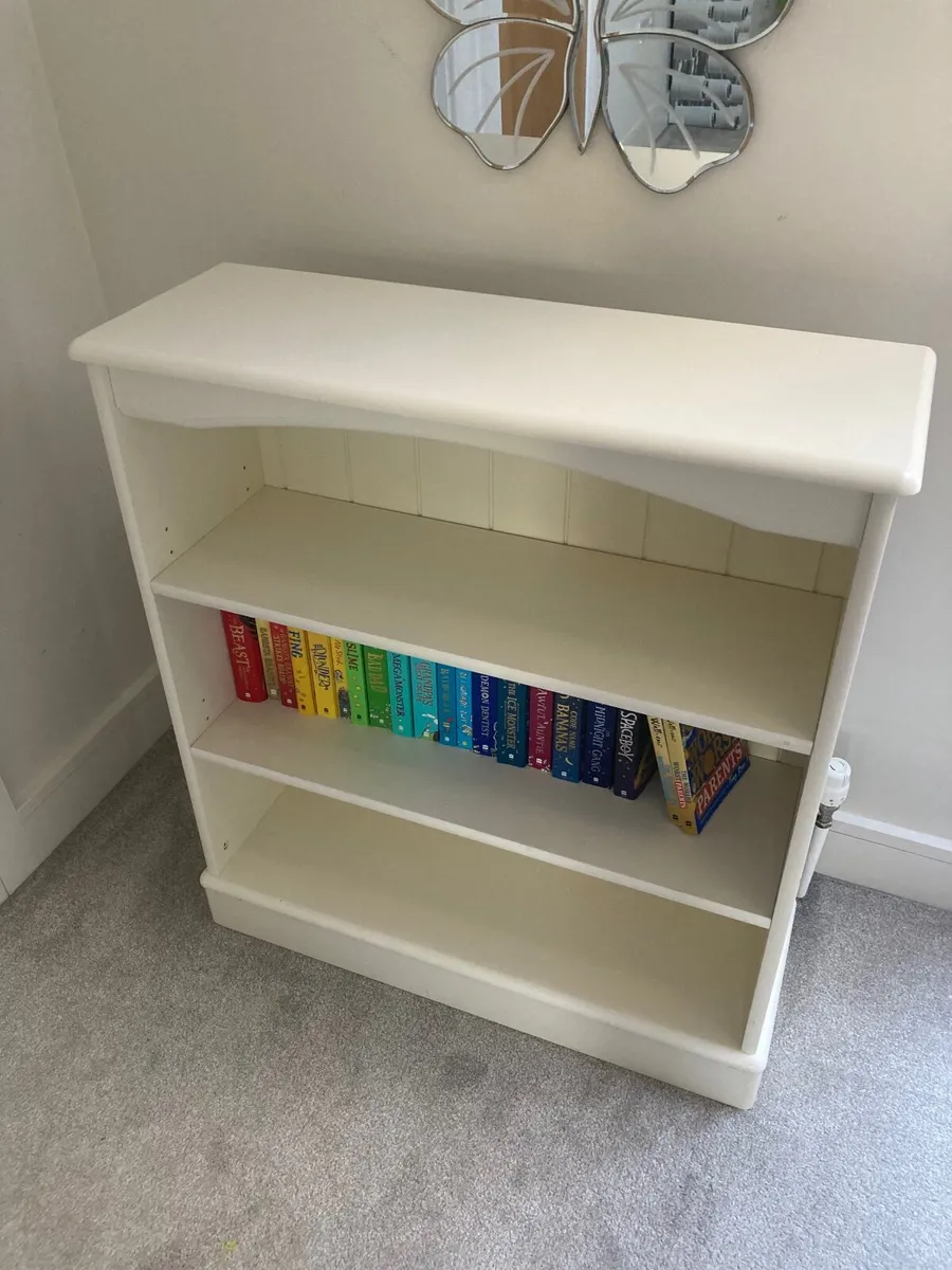 White painted bookshelf - Image 1