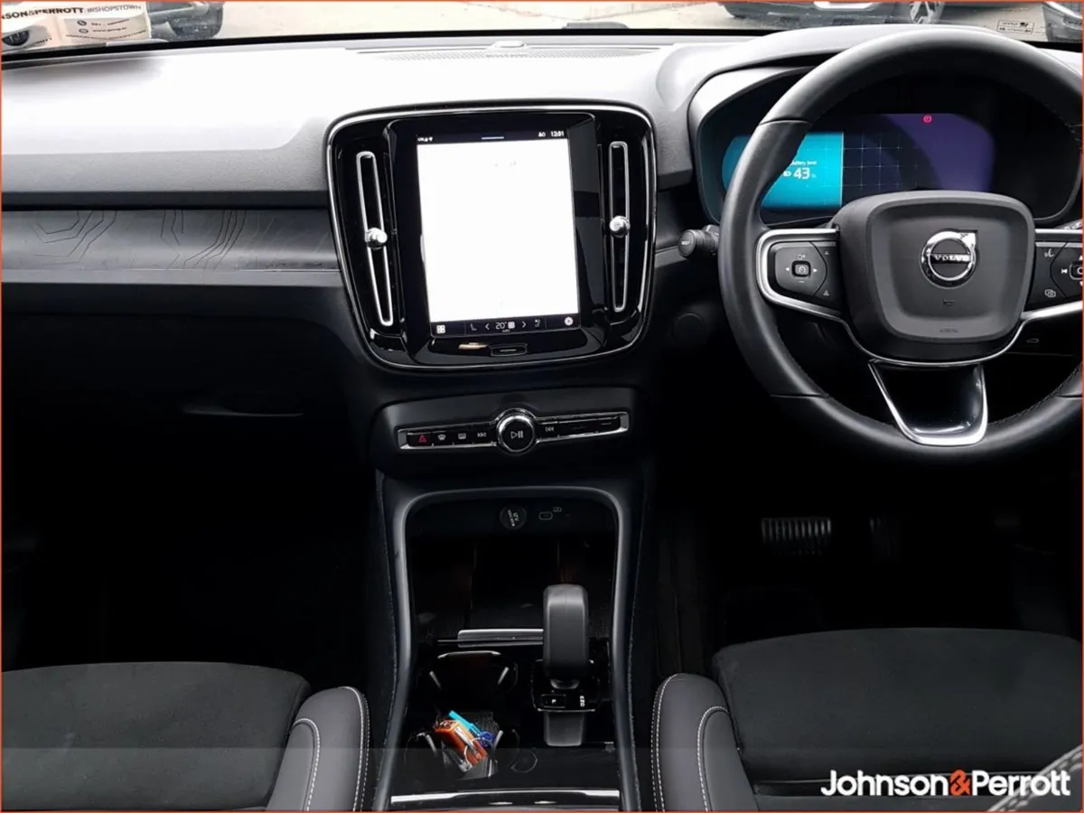 Volvo XC40 231bhp Ultimate 69 kWh Battery (panora - Image 2