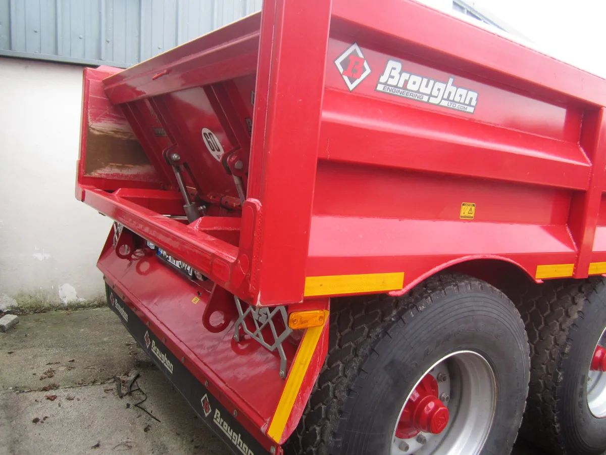 LIKE NEW BROUGHAN 14 TONNE & RAMPS - Image 2