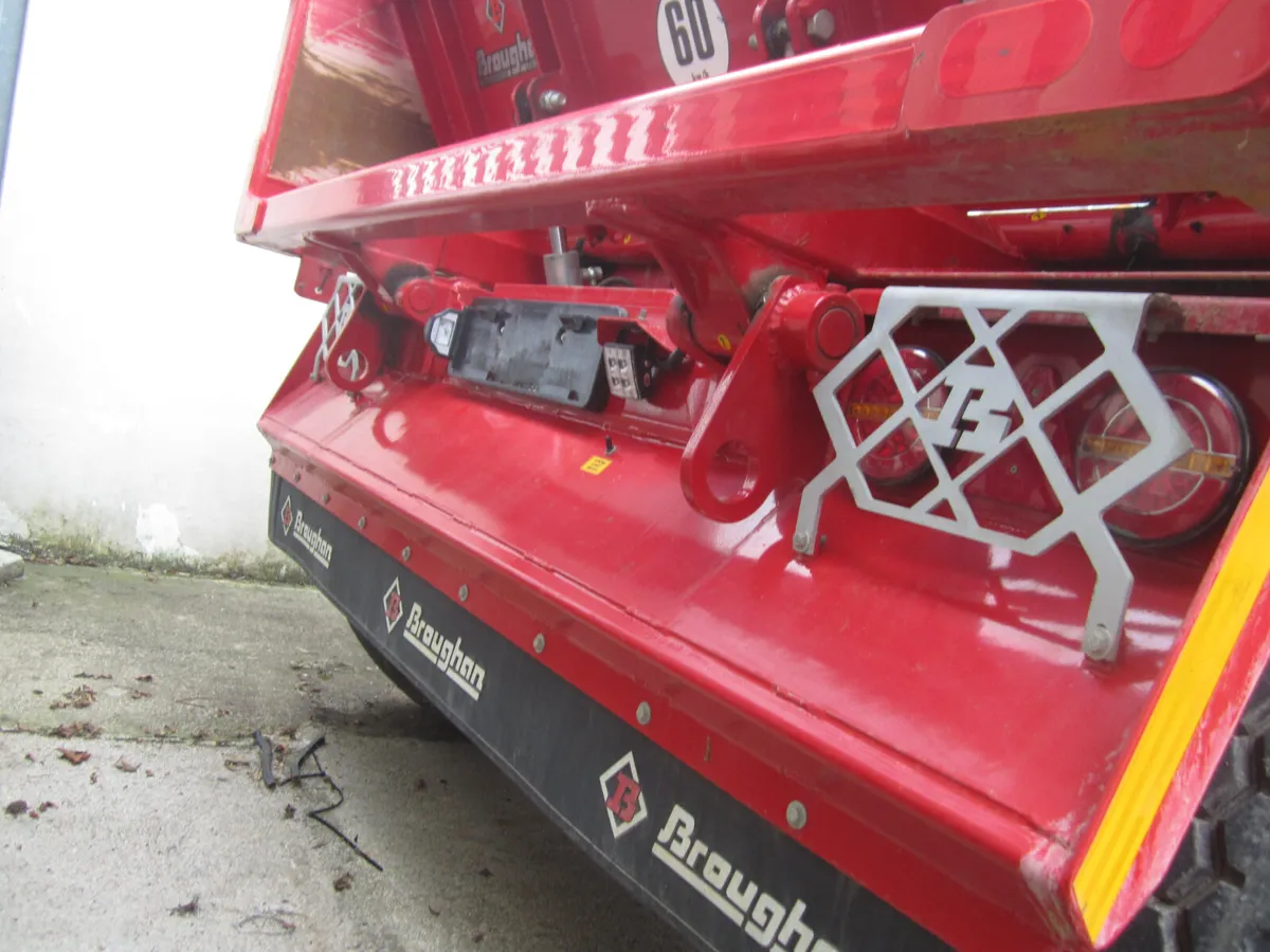 LIKE NEW BROUGHAN 14 TONNE & RAMPS - Image 3