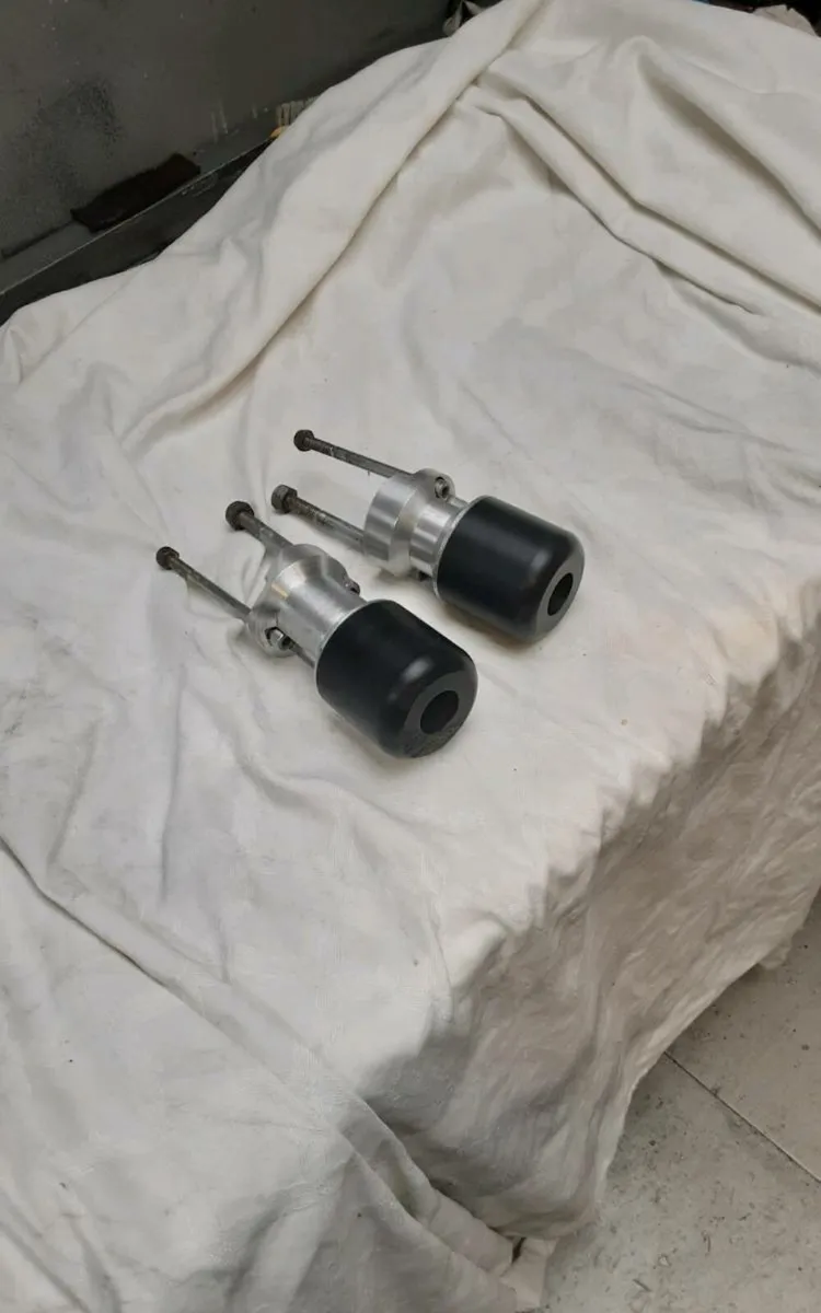 Yamaha fazer 600 frame sliders. - Image 1