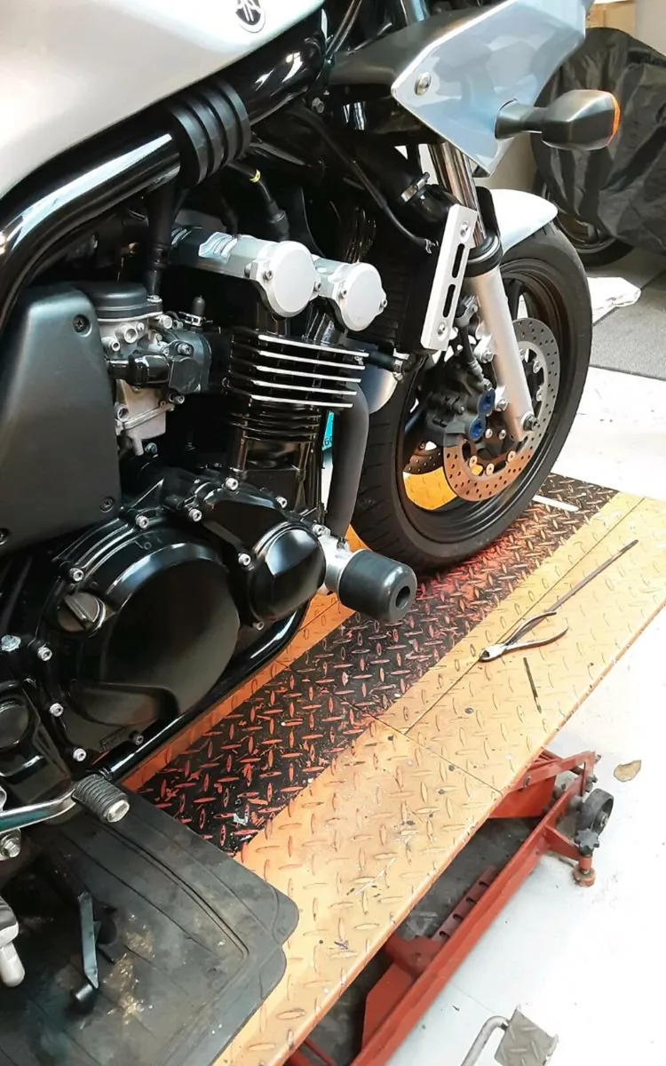Yamaha fazer 600 frame sliders. - Image 4