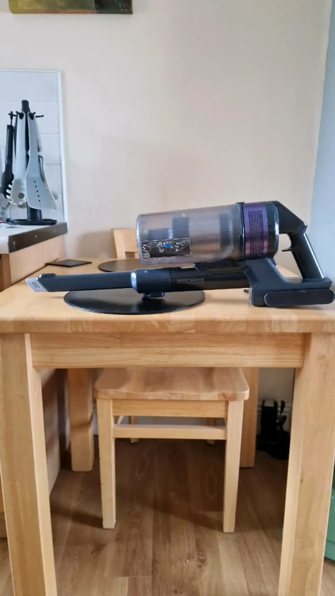 Handheld cordless vaccum cleaner - Image 1