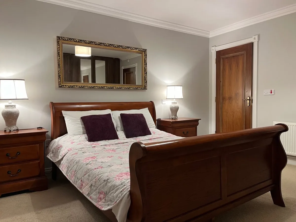 Bedroom Set Classic Sleigh Bed Dresser Wardrobe - Image 3