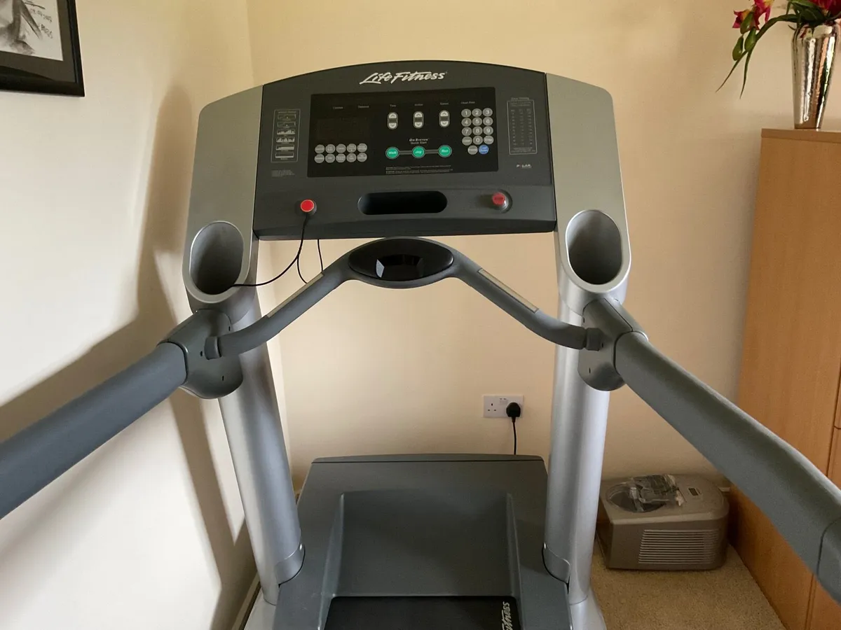 Life Fitness T9i Treadmill - For Parts/NOT WORKING - Image 3