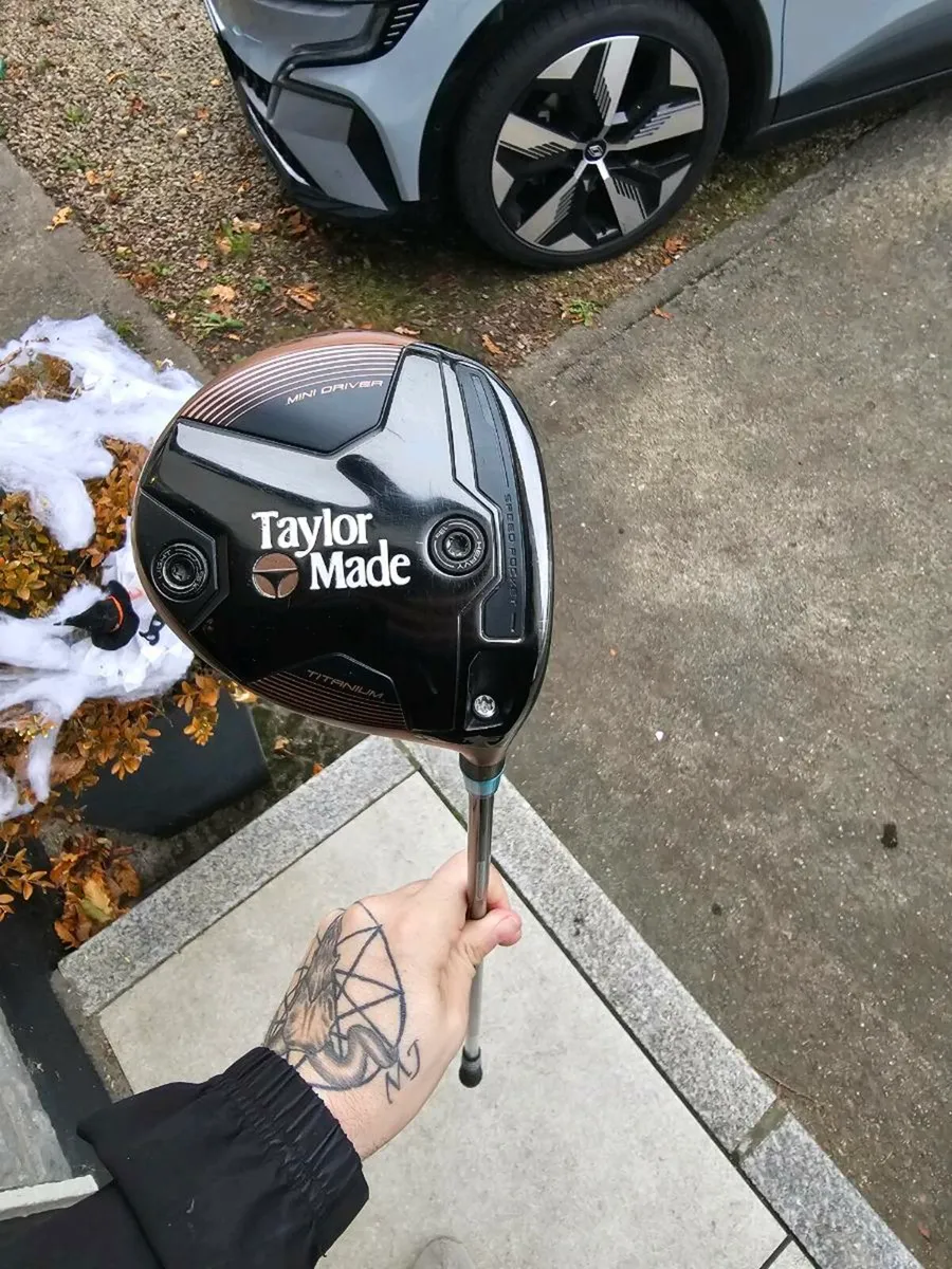 Taylormade brnr mini driver with a tour ad shaft - Image 1