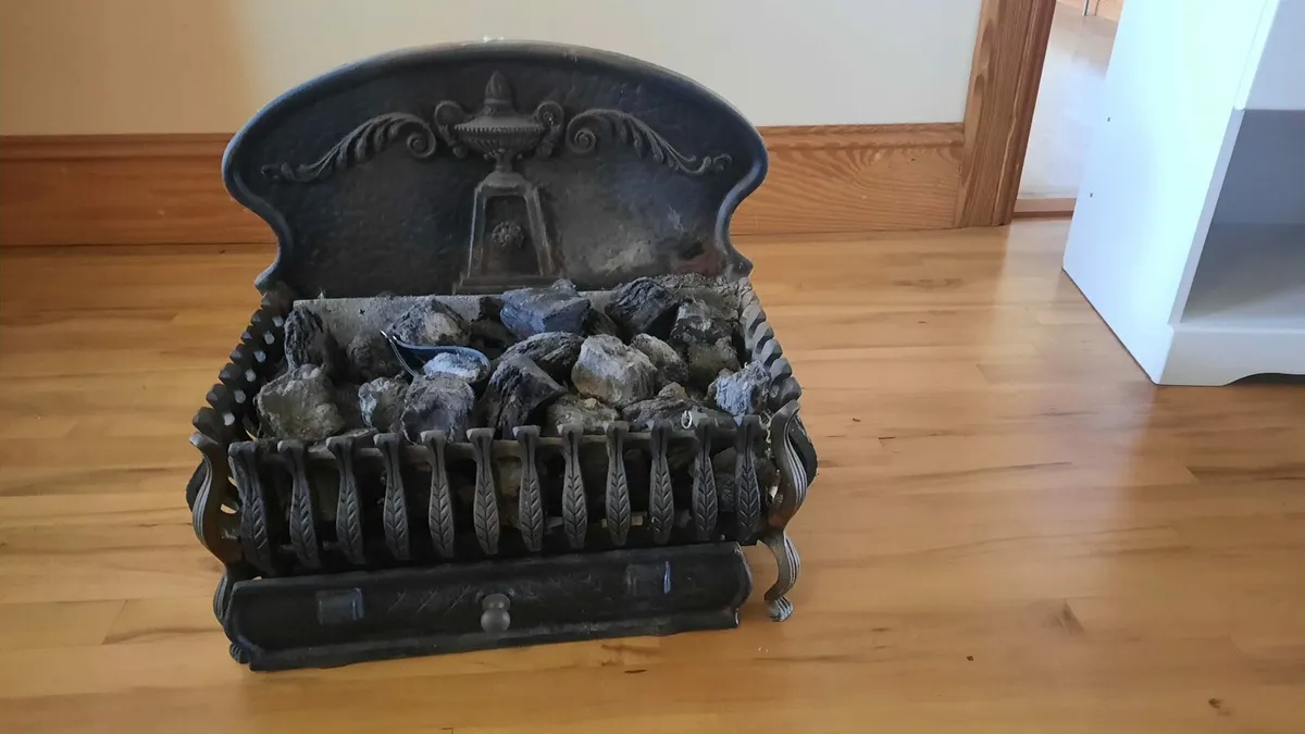 Cast iron gas fire insert - Excellent condition - Image 1
