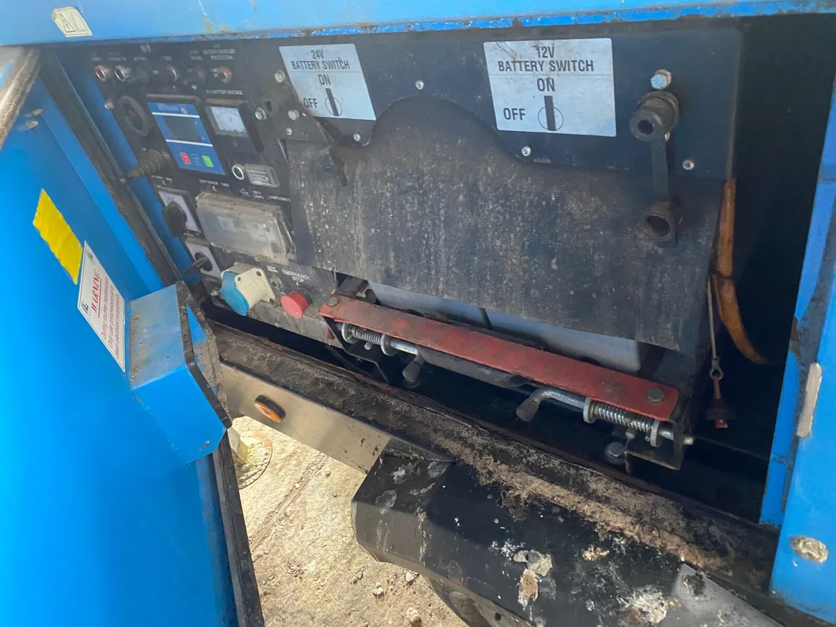 Light tower and generator - Image 3