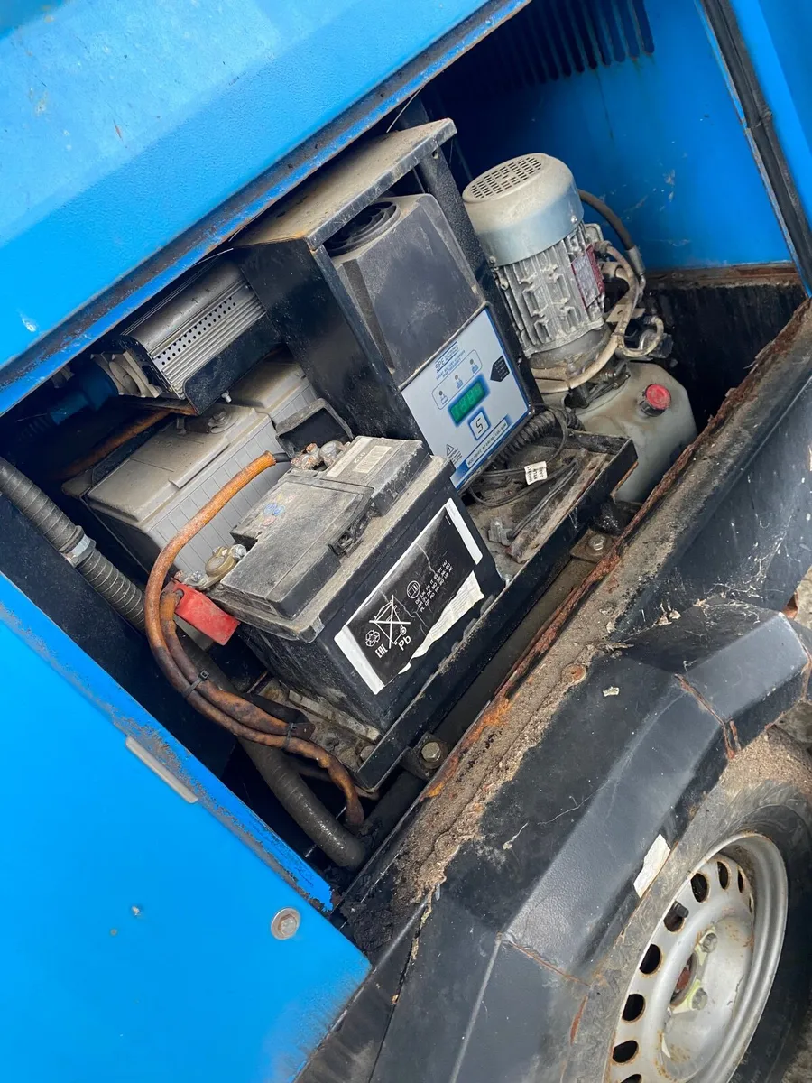 Light tower and generator - Image 4