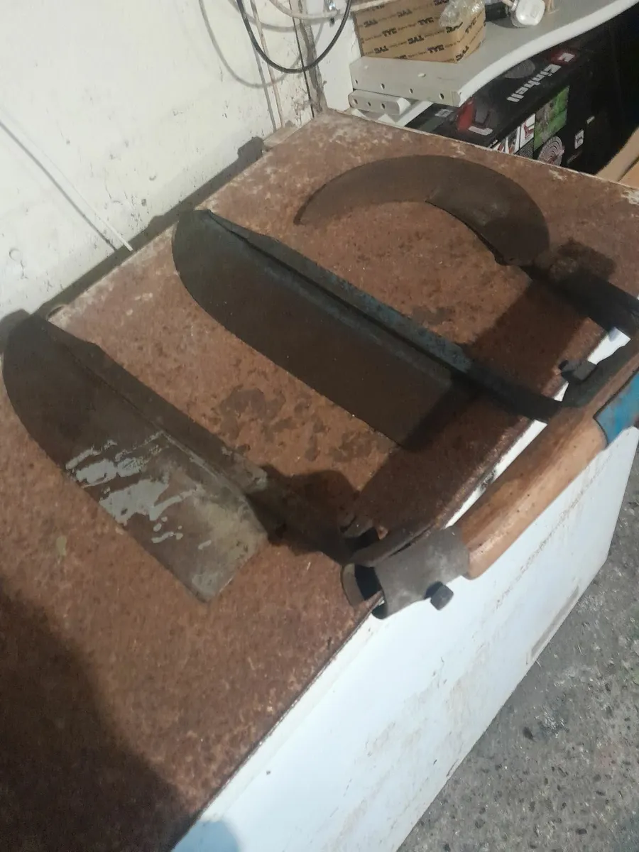 Two hay knives  and one billhooke - Image 1