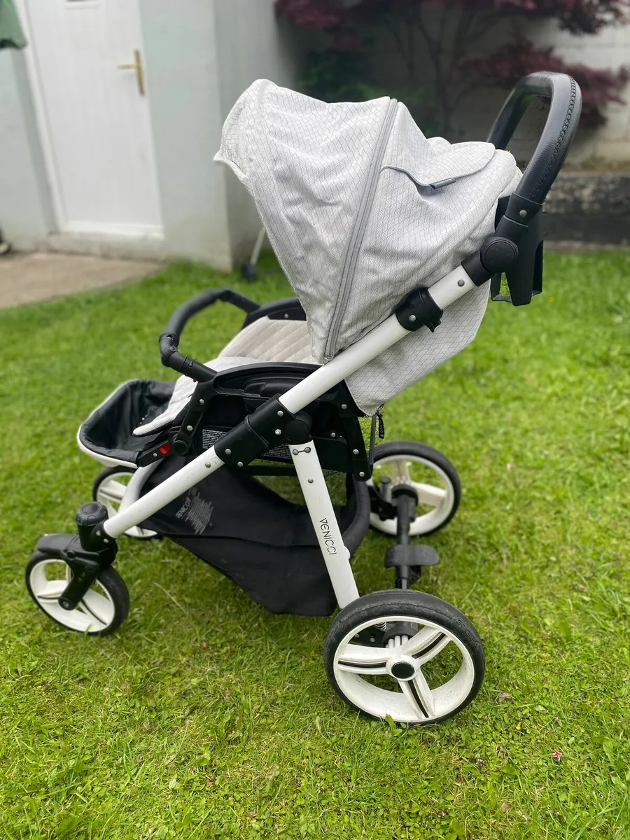 Venici buggy. Car seat with base. All set. - Image 1