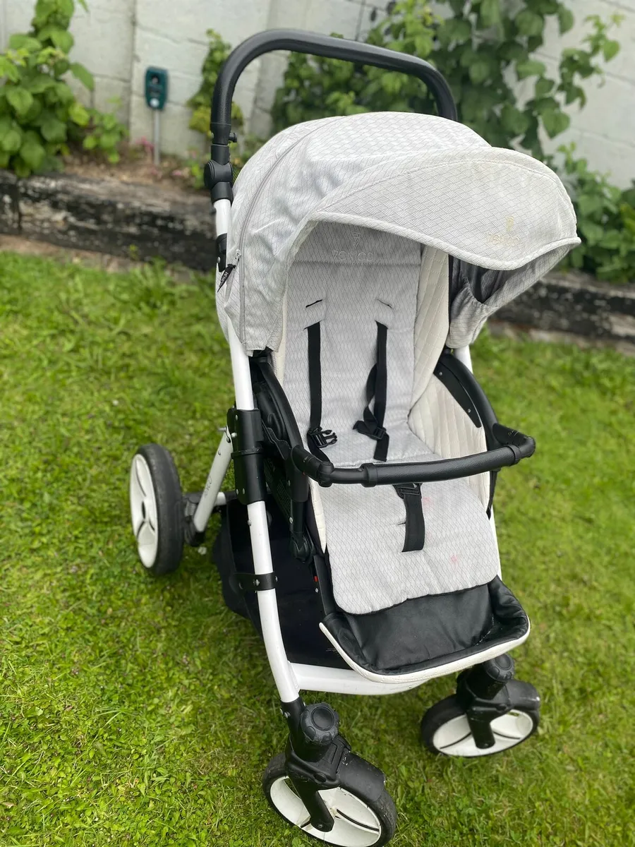 Venici buggy. Car seat with base. All set. - Image 2