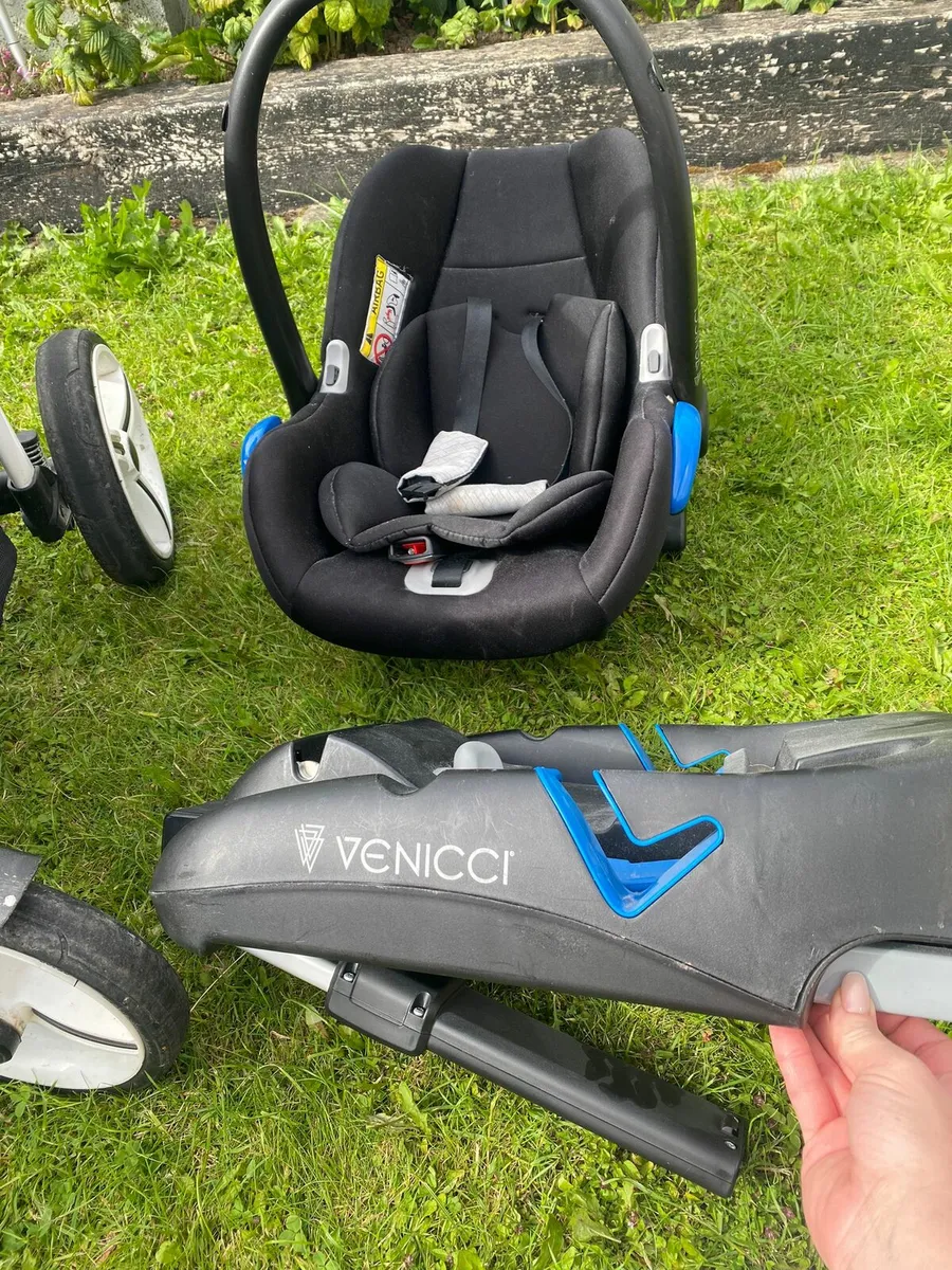 Venici buggy. Car seat with base. All set. - Image 4