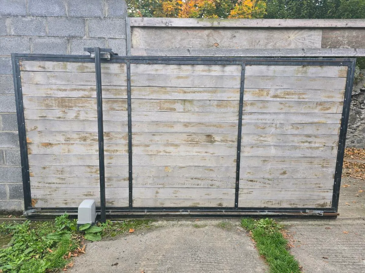Sliding gate and motor - Image 1