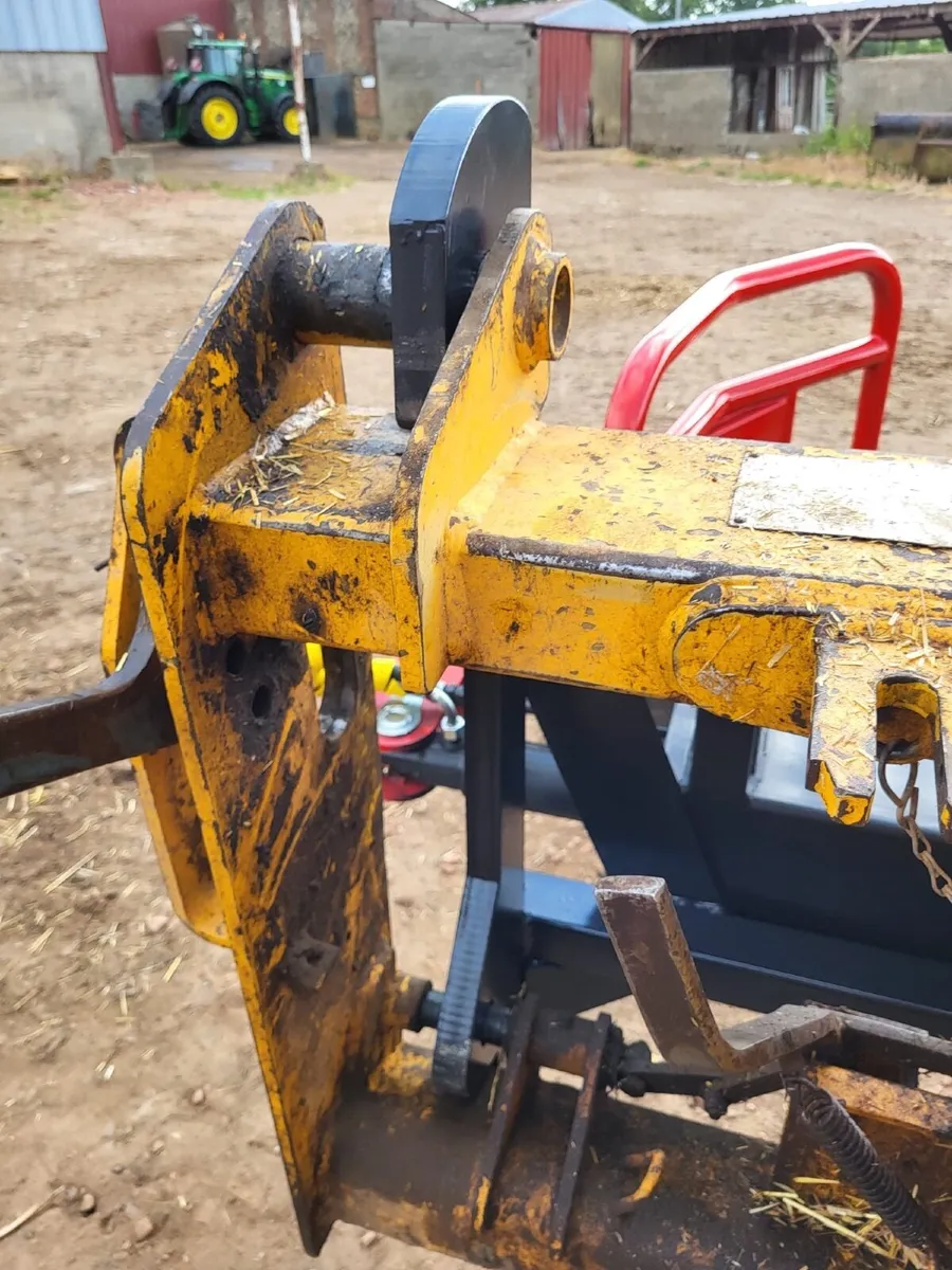 Bale grab / Soft hands JCB Q-fit brackets. - Image 2