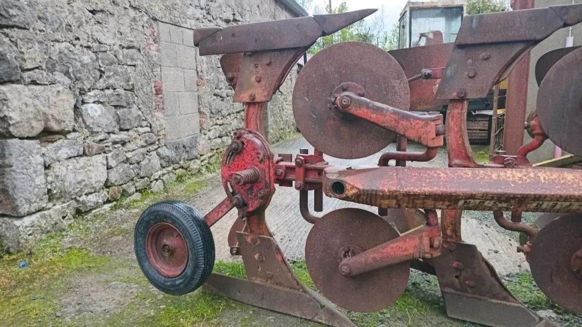 Massey ferguson 3 furrow reversible plough - Image 1