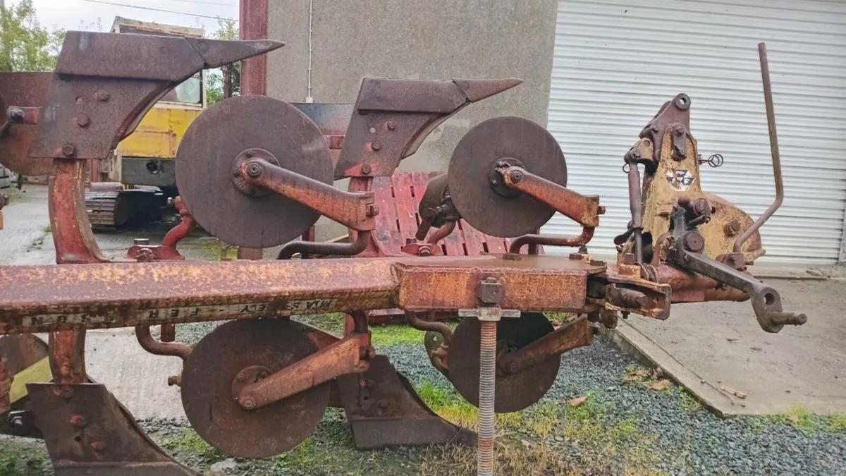 Massey ferguson 3 furrow reversible plough - Image 2