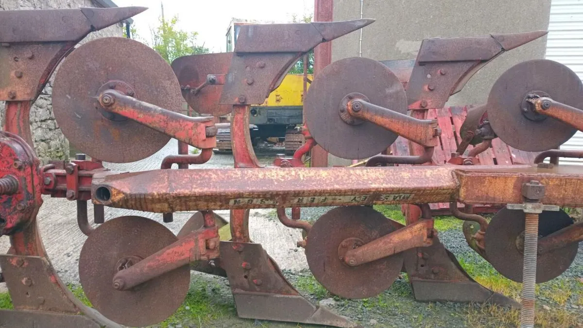 Massey ferguson 3 furrow reversible plough - Image 3