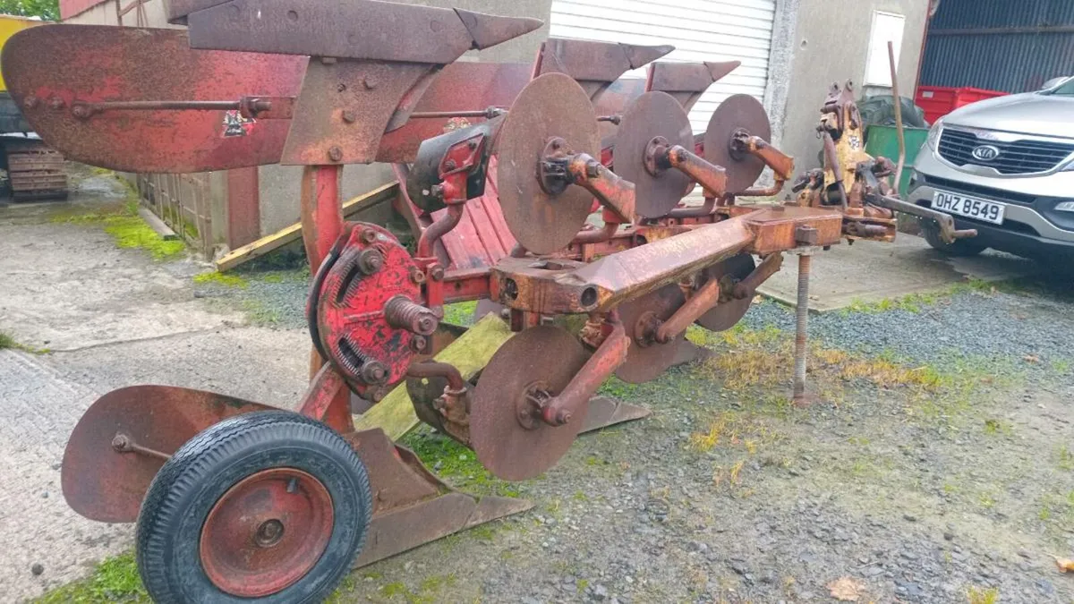 Massey ferguson 3 furrow reversible plough - Image 4