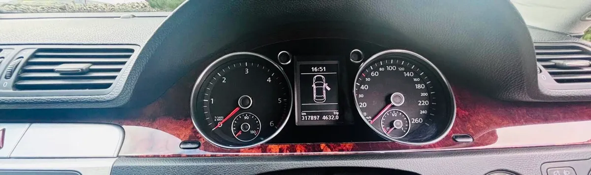 2010 Volkswagen Passat - Image 2