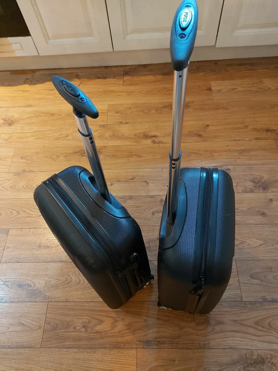 Pair of used Tripp Cabin size suitcases - Image 2